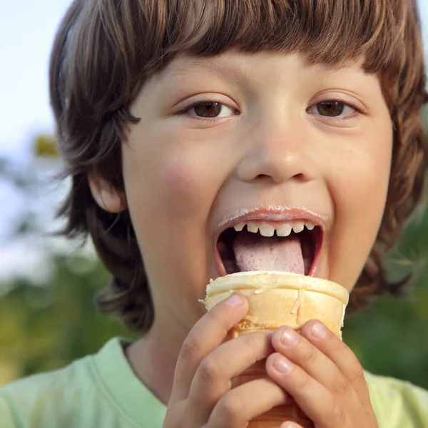 Happy little boy eating an ice cream — Stock Photo, Image