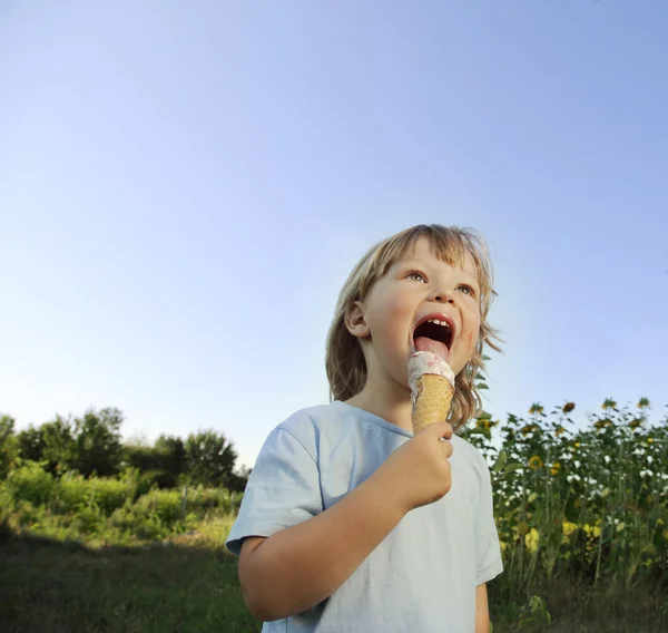 아이스크림을 먹는 행복 한 소년 — 스톡 사진