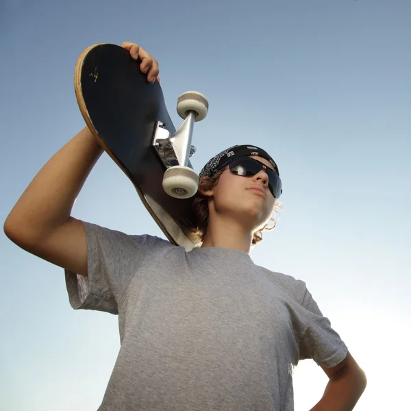 Ung pojke med skateboard i hand — Stockfoto