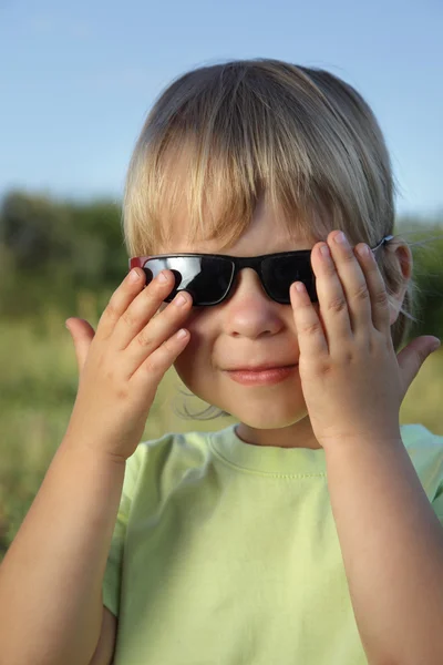 Dziecko w okulary słoneczne lato na zewnątrz w słoneczny dzień — Zdjęcie stockowe