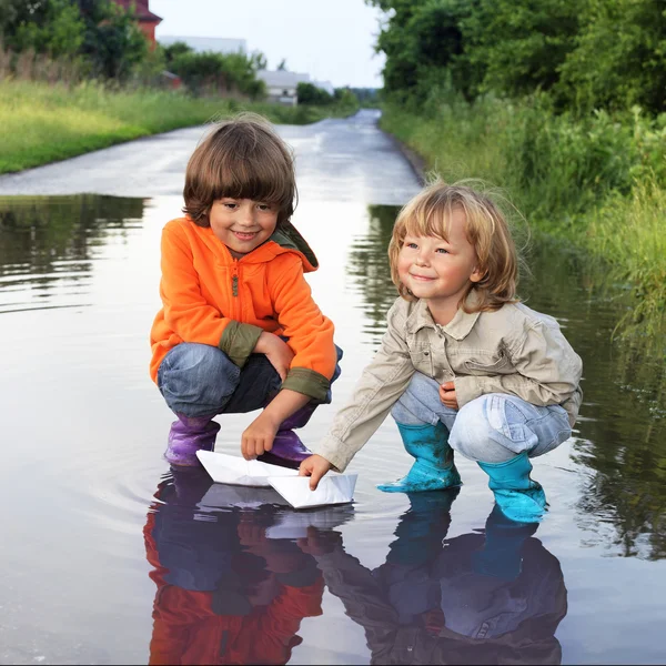 Tři chlapce hrát v louži — Stock fotografie