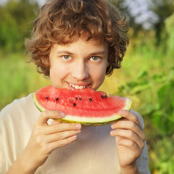 Glücklicher Teenager isst Wassermelone — Stockfoto