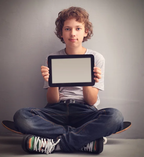 Adolescente com tablet pc — Fotografia de Stock