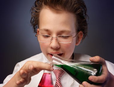 iki şişe ile komik duygusal kimyager