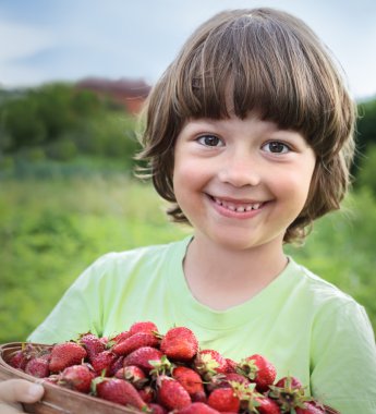 neşeli çocuk ile meyve sepeti