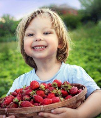 neşeli çocuk ile meyve sepeti