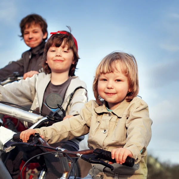 Hermanos montan en bicicletas — Foto de Stock