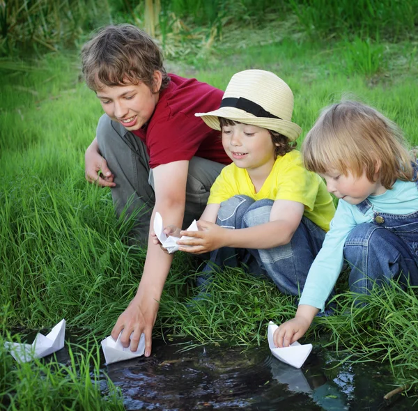 Drie jongen spelen in stream — Stockfoto