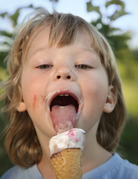 Happy little boy eating an ice cream — Stock Photo, Image