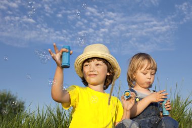 Çocuk kabarcıklarla oynuyor