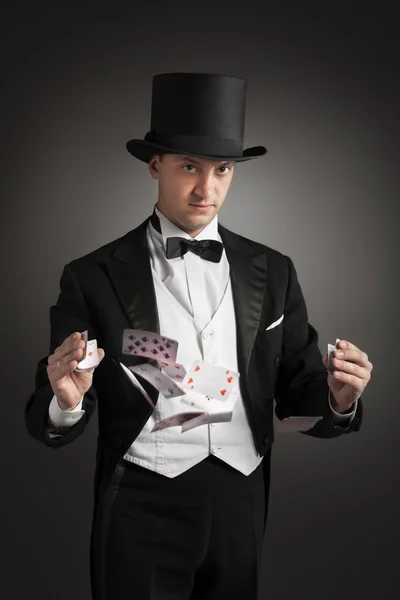Mágico segurando cartas de jogo — Fotografia de Stock