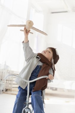 oğlan uçağın içinde el ile