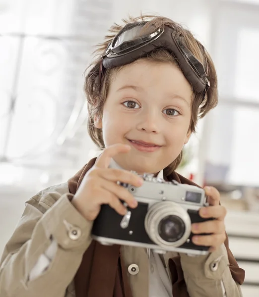 Lycklig pojke med retro kamera — Stockfoto