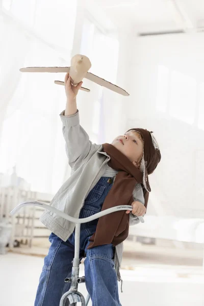 Niño con avión en la mano —  Fotos de Stock