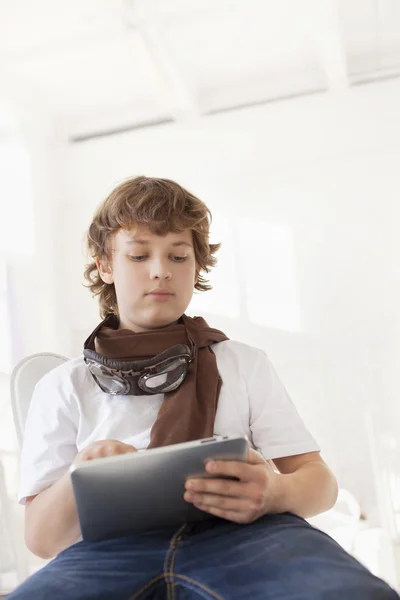 Adolescente de beleza com tablet pc — Fotografia de Stock