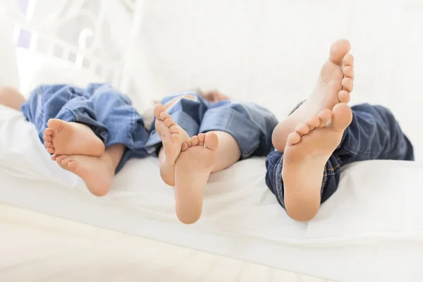 Kinderen voet op bed — Stockfoto