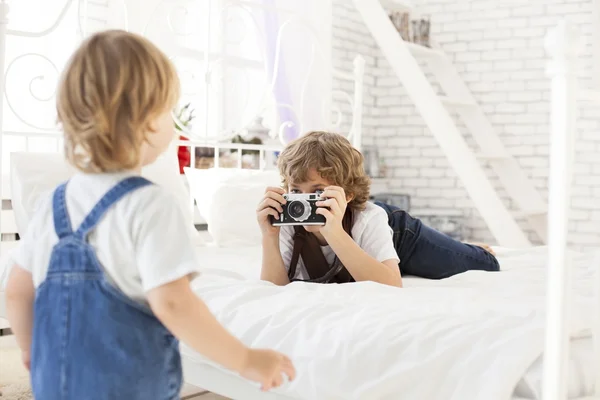 Gelukkige jongen met retro camera — Stockfoto