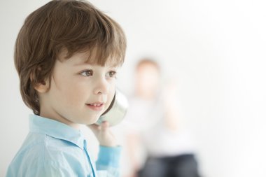 teneke kutu telefon oyunda iki mutlu çocuk