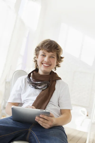Piękna nastolatka z komputera typu tablet — Zdjęcie stockowe