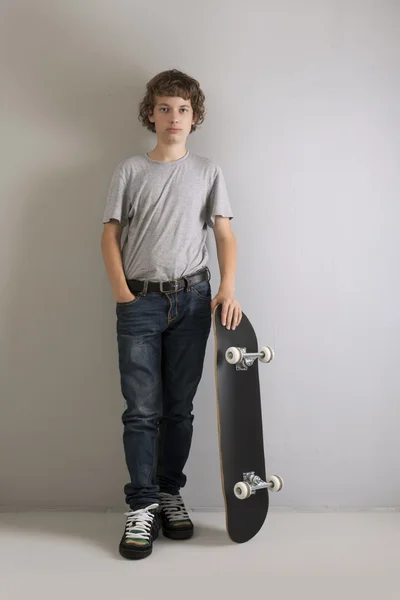 Happy boy with skateboard — Stock Photo, Image