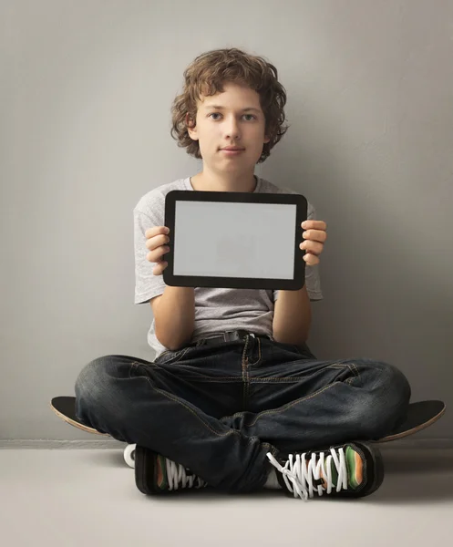 Adolescente com tablet pc — Fotografia de Stock