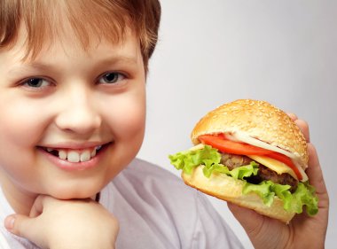 burger ile mutlu çocuk