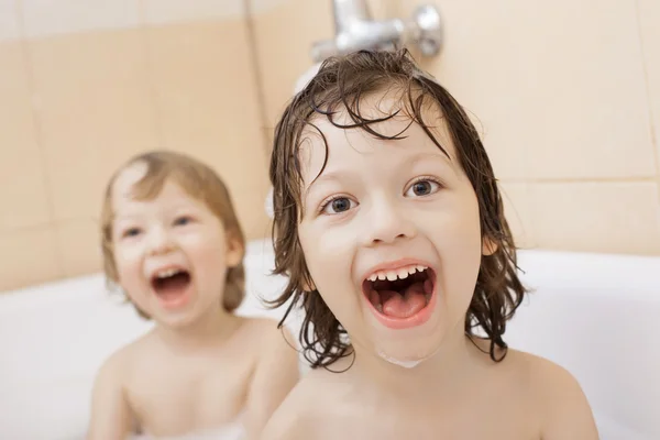 Garçon dans la baignoire — Photo