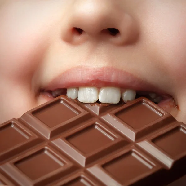 Gelukkige jongen met de chocolade bar — Stockfoto