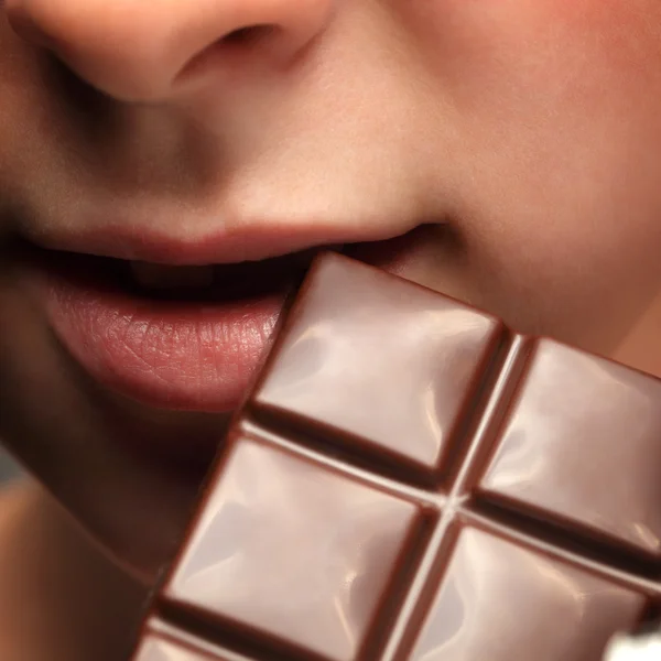 Menina beleza com bar chokolate — Fotografia de Stock