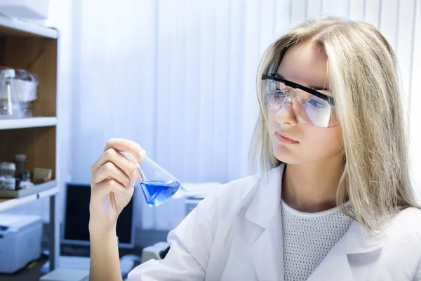 Cientista em laboratório químico — Fotografia de Stock