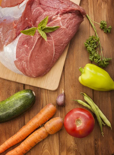 Сырое мясо и овощи — стоковое фото