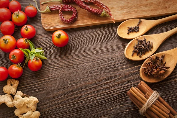 Alles op houten tafel voor de bereiding van acute Italiaanse sa — Stockfoto