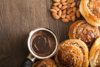 Kahve ve tarçınlı börek.