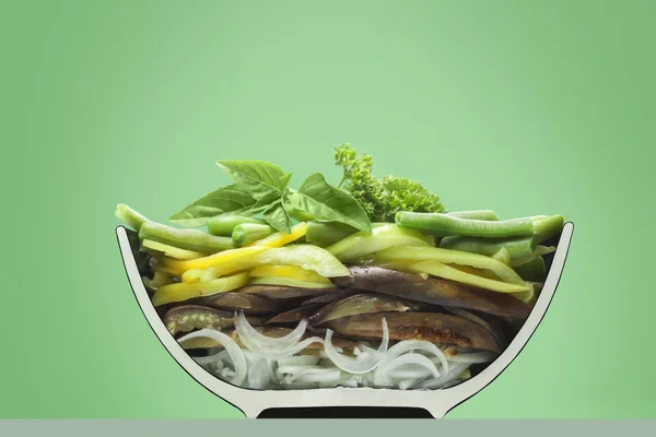 Boyutlanmış yarım plaka salata ile — Stok fotoğraf