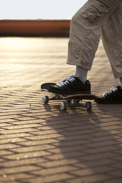 Jonge jongen met skateboard — Stockfoto