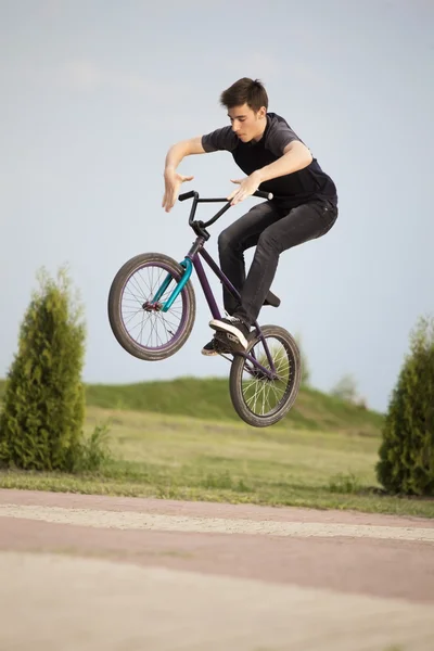 Adolescent sur un vélo — Photo