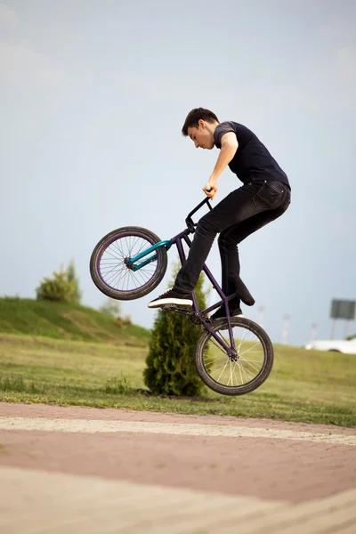 Tonåring på en cykel — Stockfoto