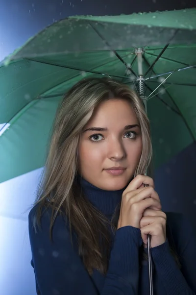 Schönheit Mädchen mit Regenschirm — Stockfoto