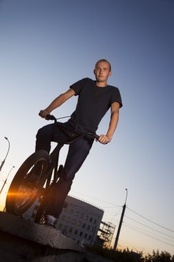 genç bir bisiklet üzerinde