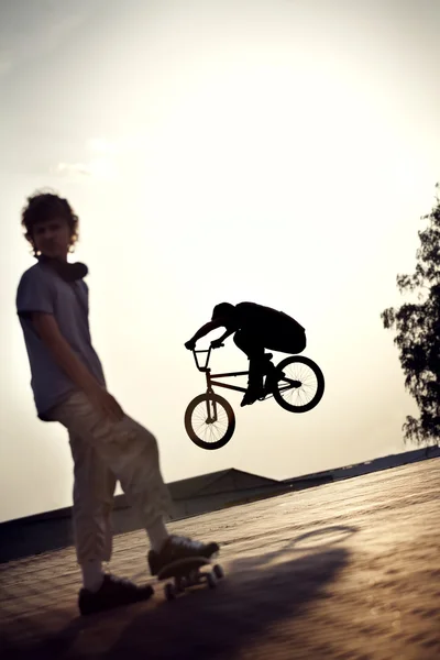 Teenager on a bicycle — Stock Photo, Image