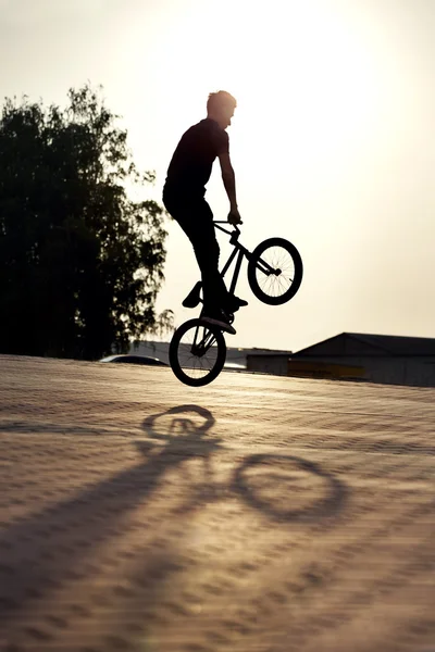 Tiener op een fiets — Stockfoto