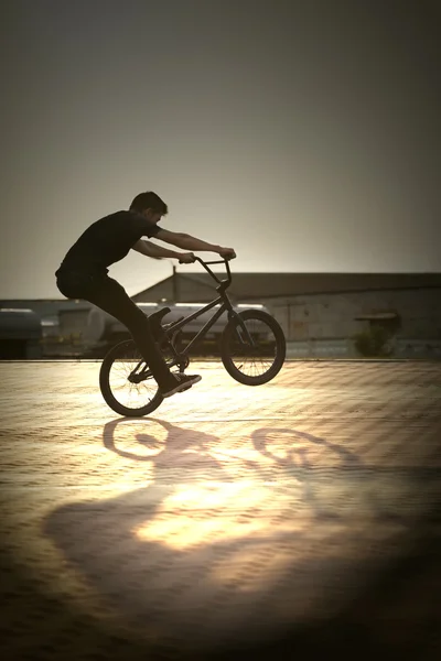 Adolescente em uma bicicleta — Fotografia de Stock