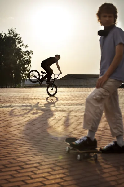 Adolescent sur un vélo — Photo