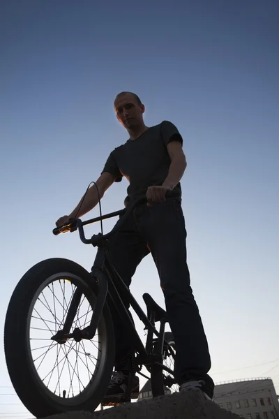 Tonåring på en cykel — Stockfoto