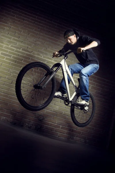 Teenager auf dem Fahrrad — Stockfoto