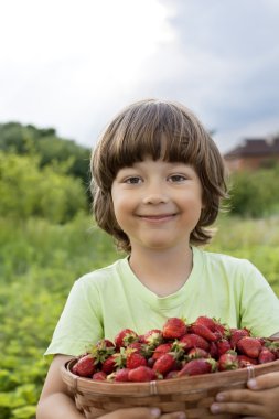 neşeli çocuk ile meyve sepeti