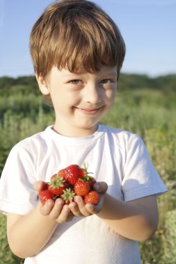 küpleri çocuğun elinde avuç
