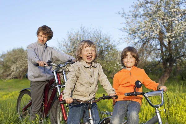 Drie broers rijden fietsen — Stockfoto