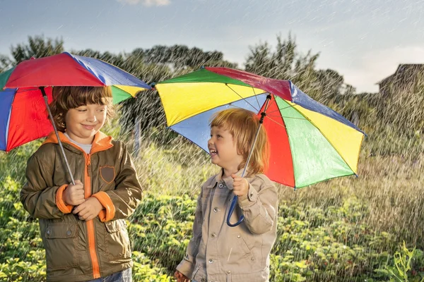 Açık havada şemsiye ile mutlu erkek kardeş — Stok fotoğraf