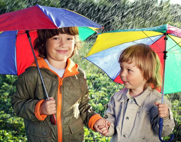 Deux frères jouent sous la pluie — Photo